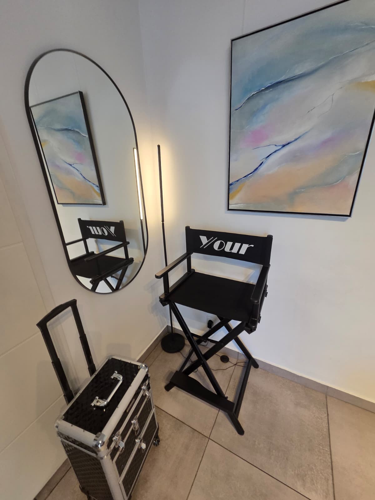 Make-up-Arbeitsplatz mit Spiegel und Regiestuhl
